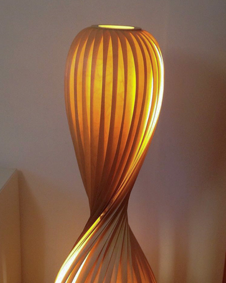 Lampadaire en Bois à Tour Torsadée -Élégance Sculptée