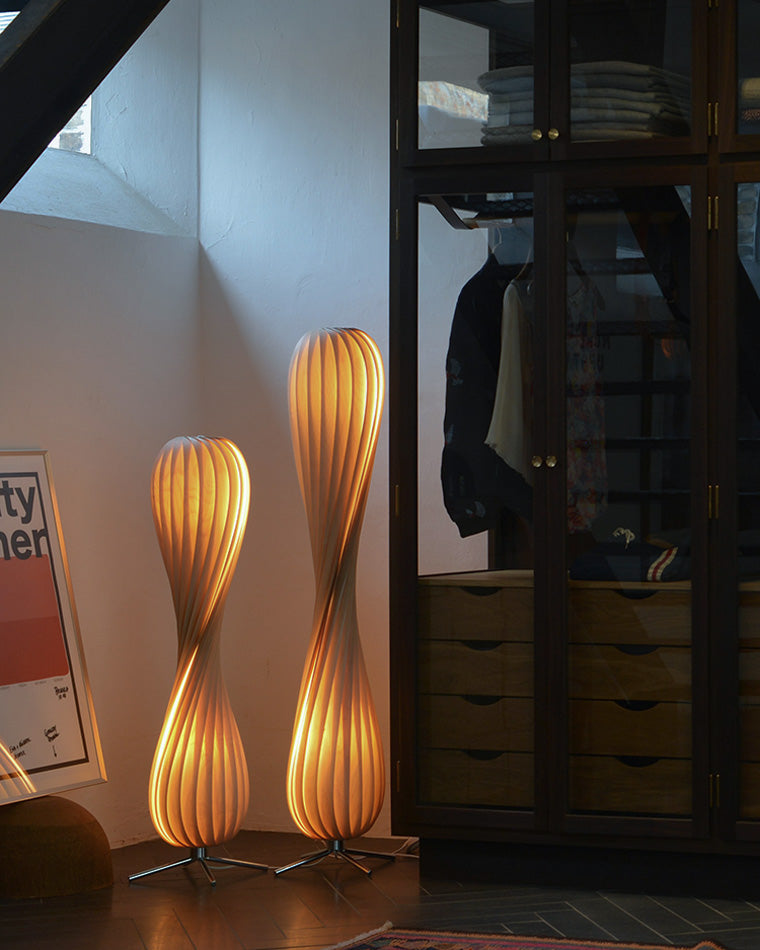 Lampadaire en Bois à Tour Torsadée -Élégance Sculptée