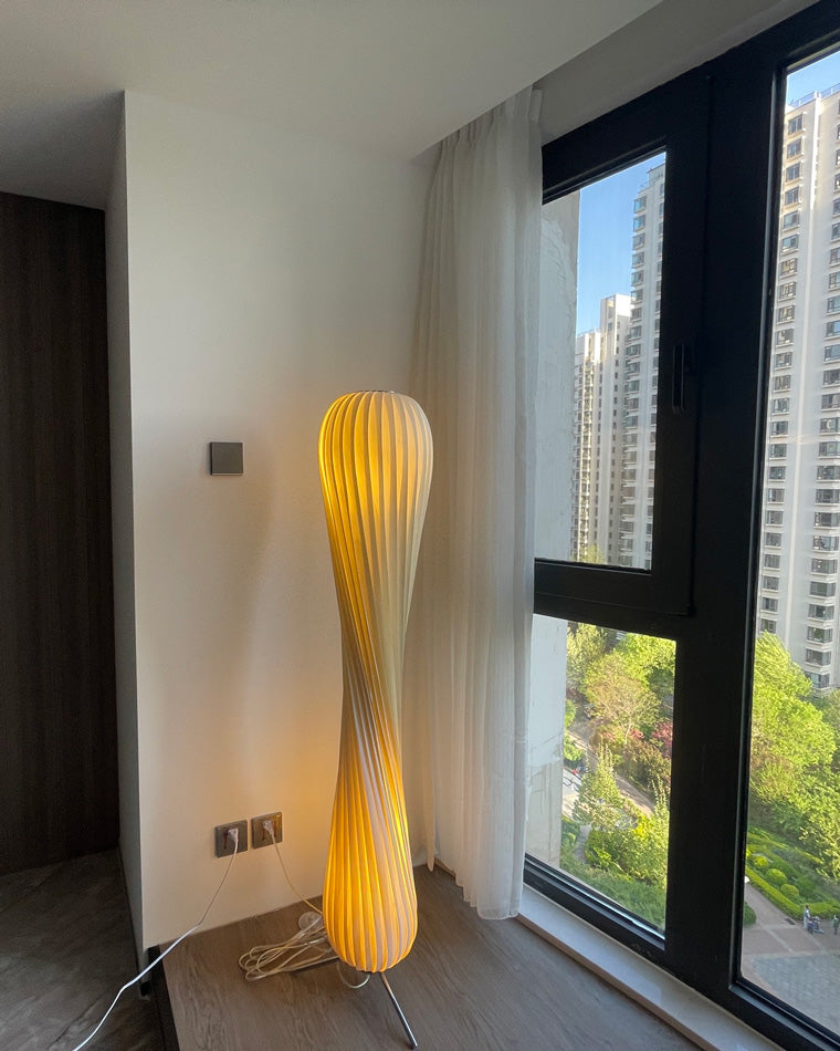 Lampadaire en Bois à Tour Torsadée -Élégance Sculptée