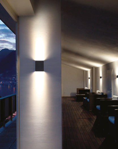 Linea Luxe Black Outdoor Wall Light – Elegant Architectural Lighting
