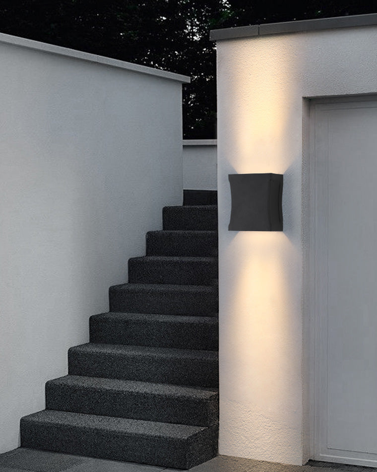 Linea Luxe Black Outdoor Wall Light – Elegant Architectural Lighting