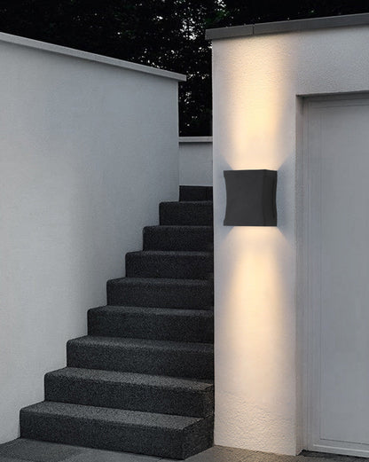 Linea Luxe Black Outdoor Wall Light – Elegant Architectural Lighting