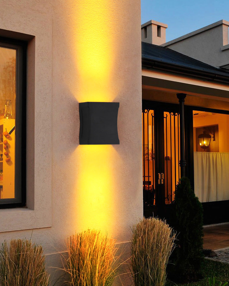 Linea Luxe Black Outdoor Wall Light – Elegant Architectural Lighting