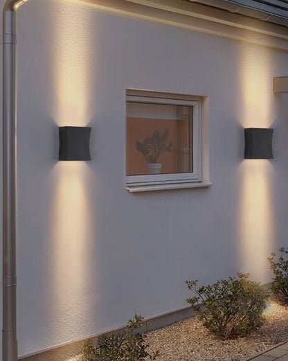 Linea Luxe Black Outdoor Wall Light – Elegant Architectural Lighting