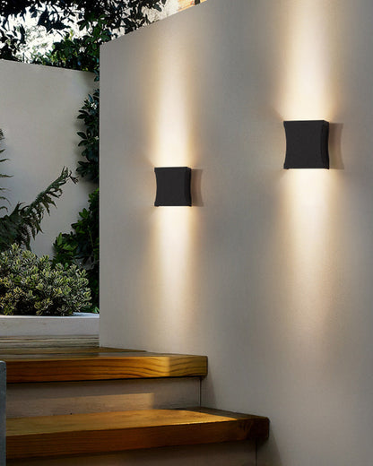 Linea Luxe Black Outdoor Wall Light – Elegant Architectural Lighting