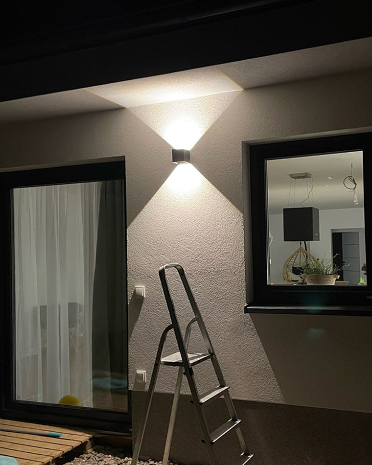 Applique Murale d'Extérieur - Éclairage Direct et Indirect