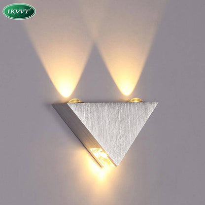 Applique Murale LED Triangulaire - Aluminium Chromé Design Moderne