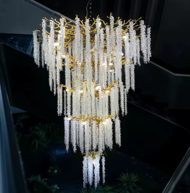 Grand Lustre Escalier Cristal Avec Suspensions En Forme Glycine