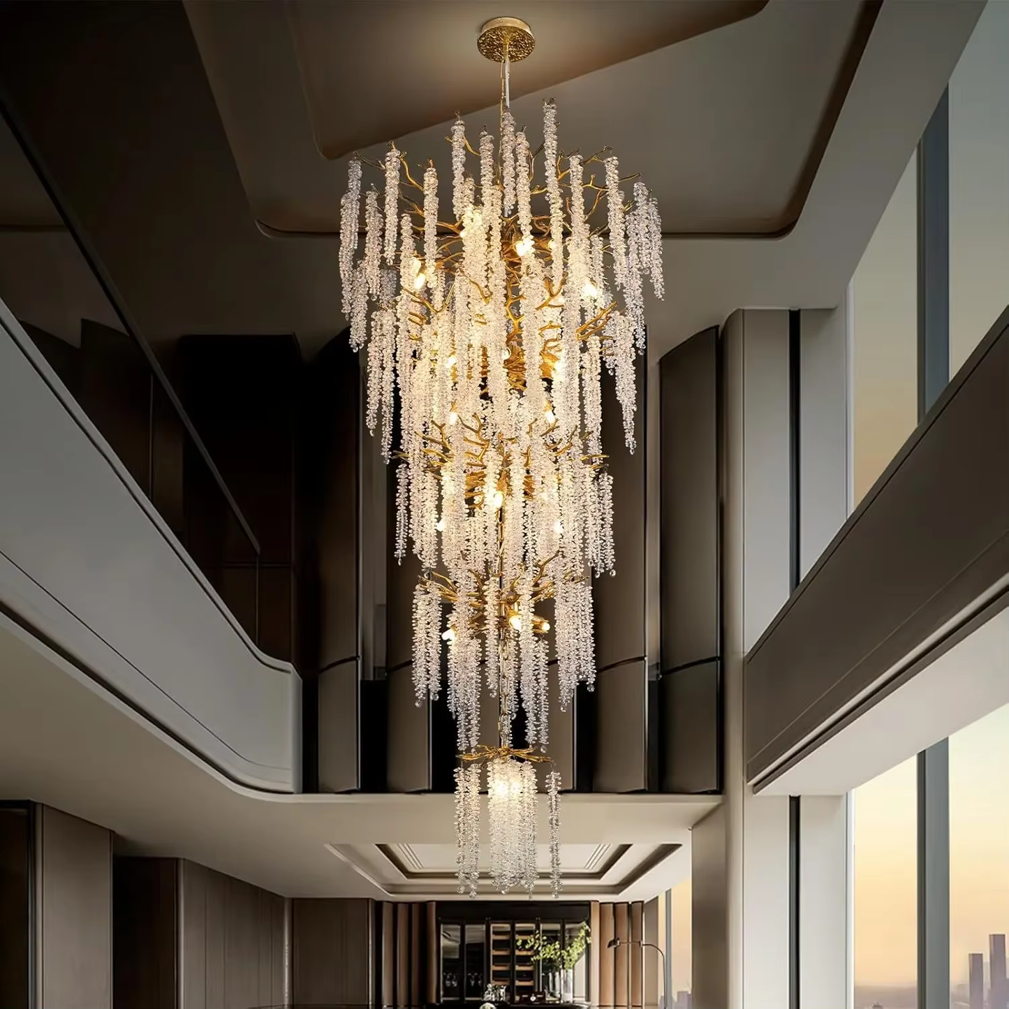 Grand Lustre Escalier Cristal Avec Suspensions En Forme Glycine