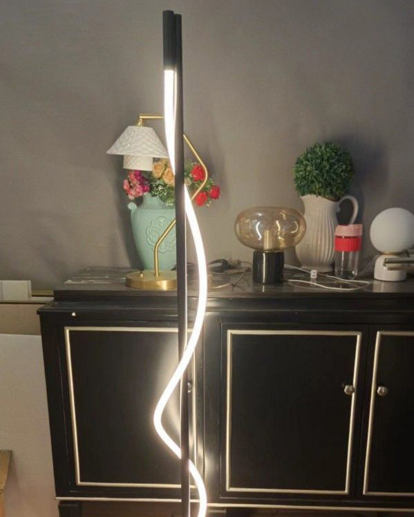 Lampadaire Fin Cylindrique LED
