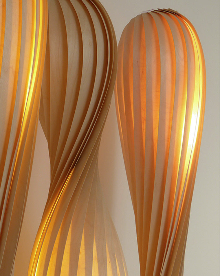 Lampadaire en Bois à Tour Torsadée -Élégance Sculptée