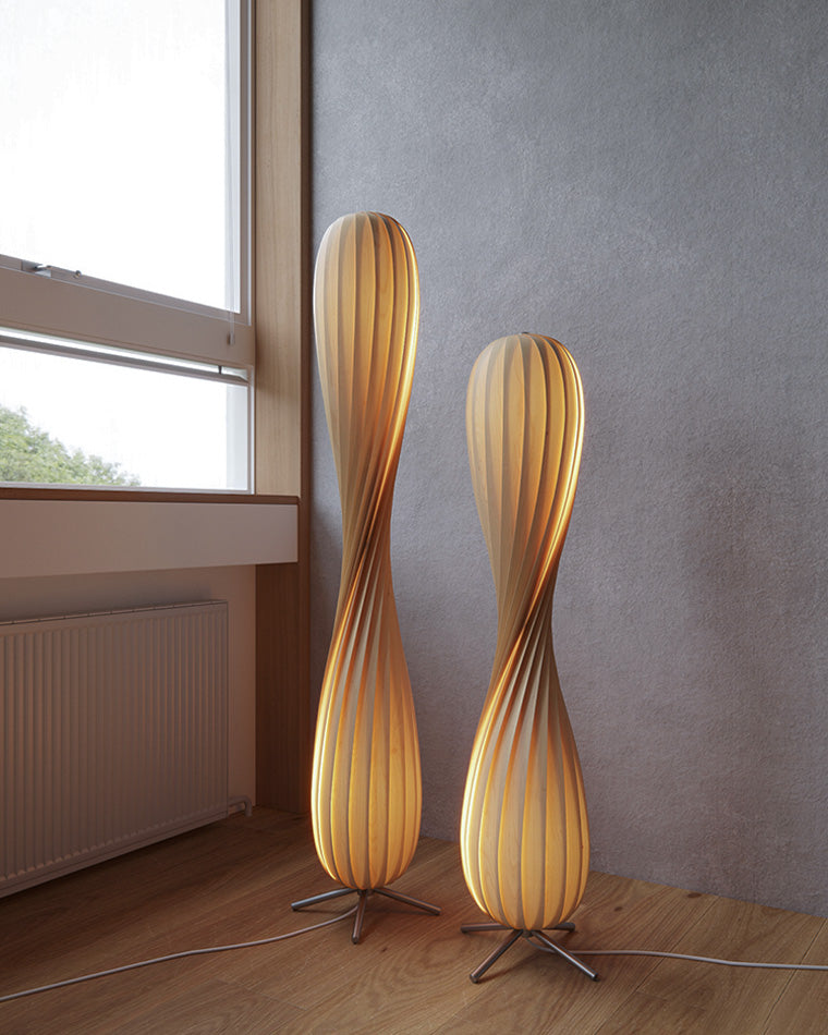 Lampadaire en Bois à Tour Torsadée -Élégance Sculptée