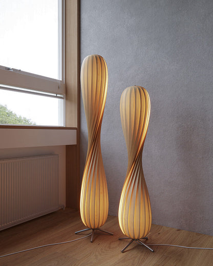 Lampadaire en Bois à Tour Torsadée -Élégance Sculptée