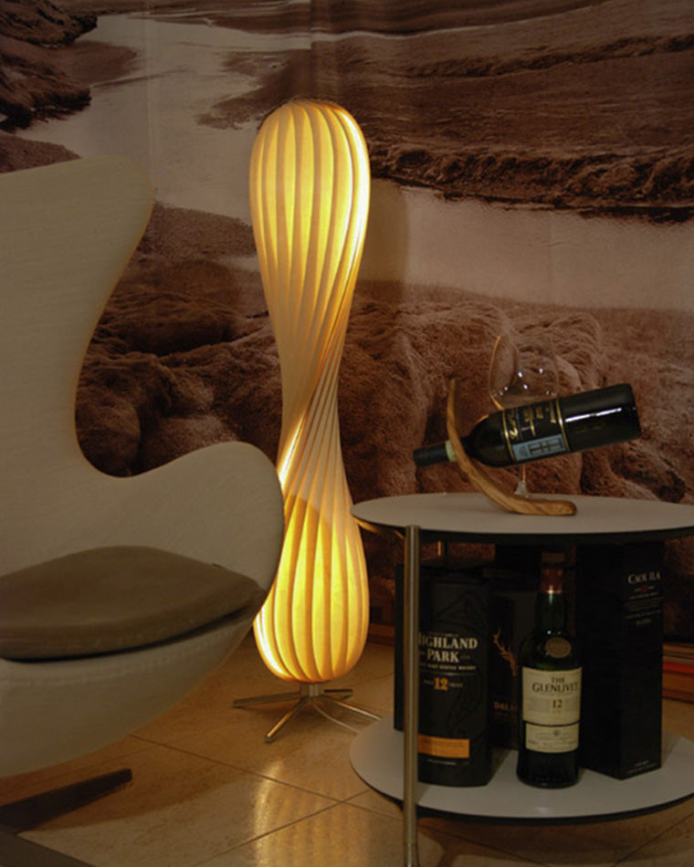 Lampadaire en Bois à Tour Torsadée -Élégance Sculptée