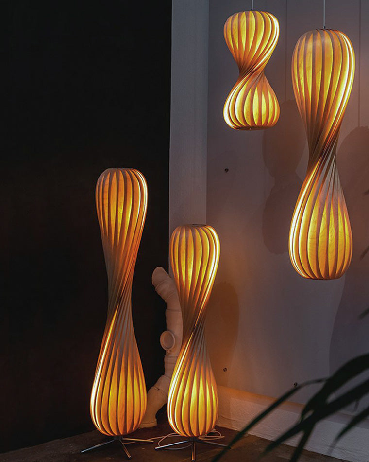 Lampadaire en Bois à Tour Torsadée -Élégance Sculptée