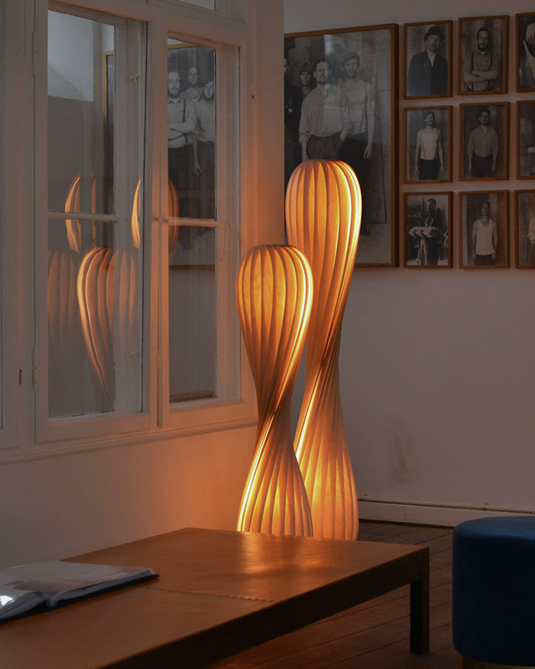 Lampadaire en Bois à Tour Torsadée -Élégance Sculptée