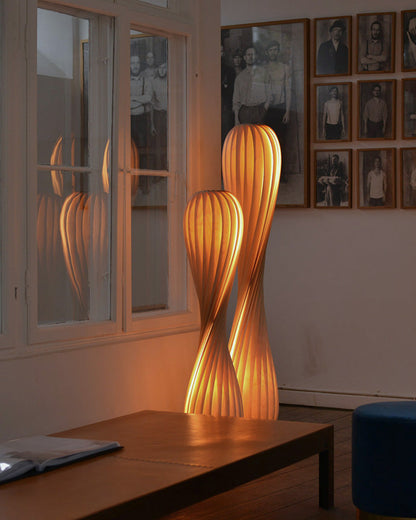 Lampadaire en Bois à Tour Torsadée -Élégance Sculptée