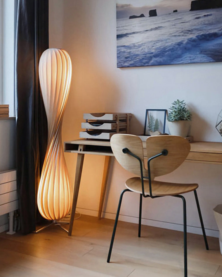 Lampadaire en Bois à Tour Torsadée -Élégance Sculptée
