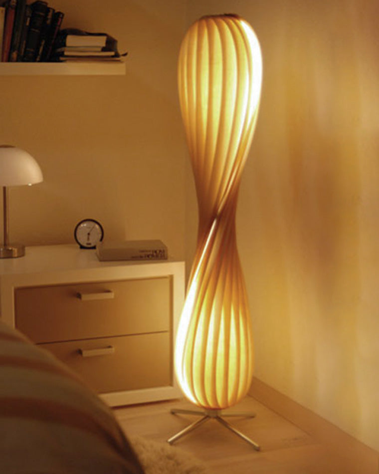 Lampadaire en Bois à Tour Torsadée -Élégance Sculptée