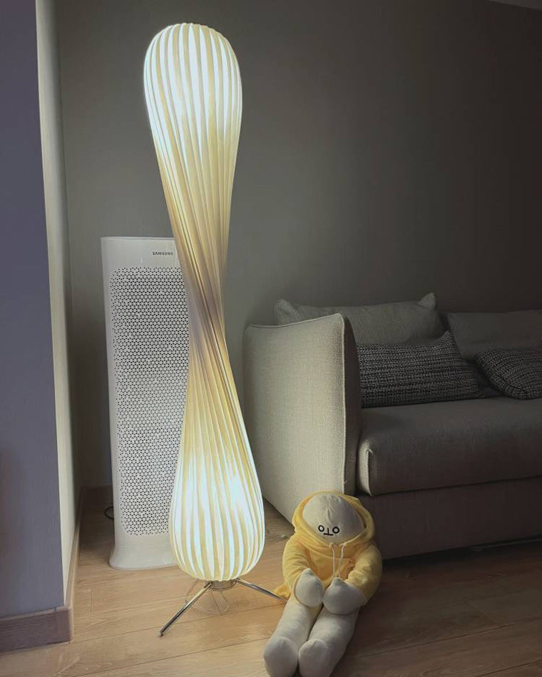 Lampadaire en Bois à Tour Torsadée -Élégance Sculptée
