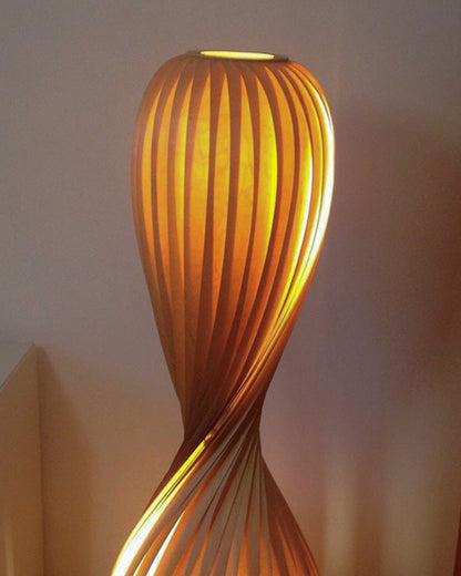 Lampadaire en Bois à Tour Torsadée -Élégance Sculptée
