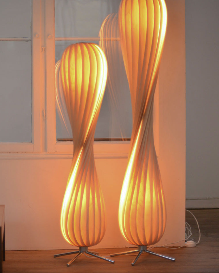Lampadaire en Bois à Tour Torsadée -Élégance Sculptée