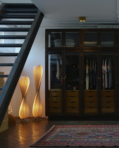 Lampadaire en Bois à Tour Torsadée -Élégance Sculptée