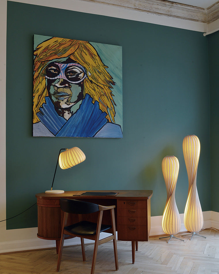 Lampadaire en Bois à Tour Torsadée -Élégance Sculptée