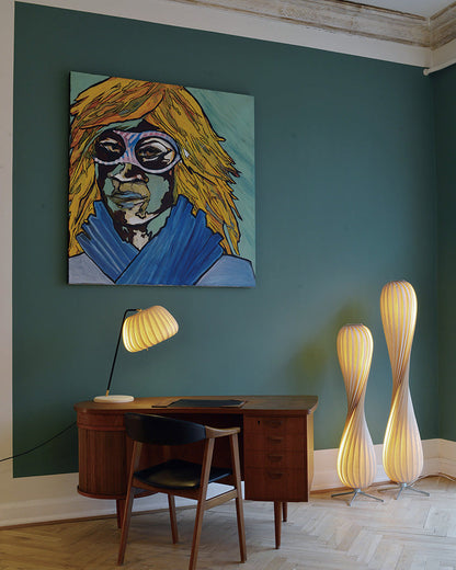 Lampadaire en Bois à Tour Torsadée -Élégance Sculptée