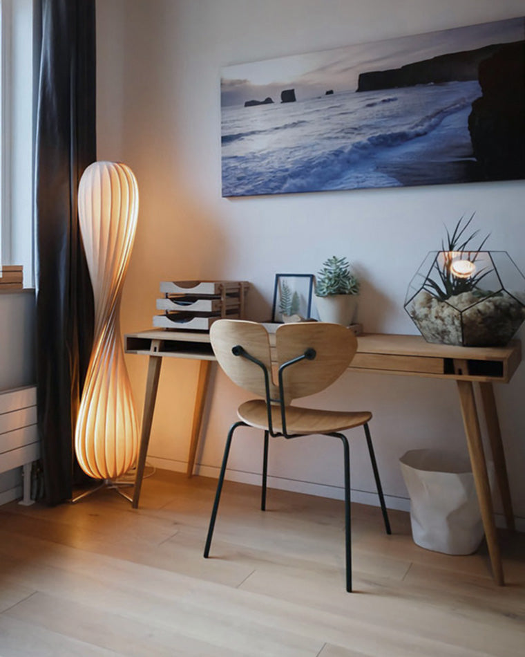 Lampadaire en Bois à Tour Torsadée -Élégance Sculptée