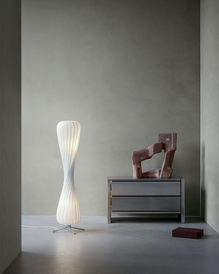 Lampadaire en Bois à Tour Torsadée -Élégance Sculptée