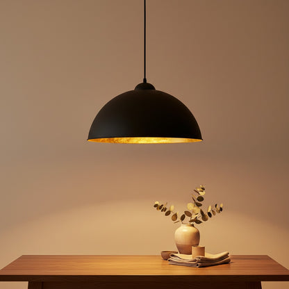 Lampe suspension noire et intérieur dorée