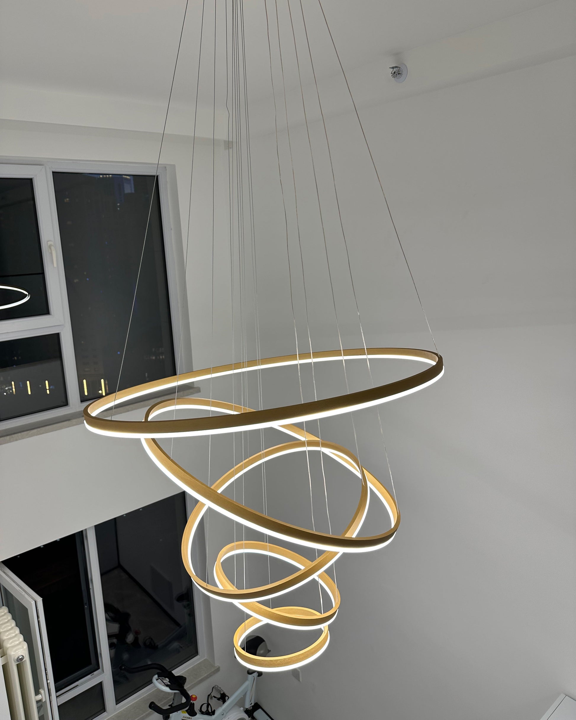 Lustre LED Annulaire - Élégance en Cascade