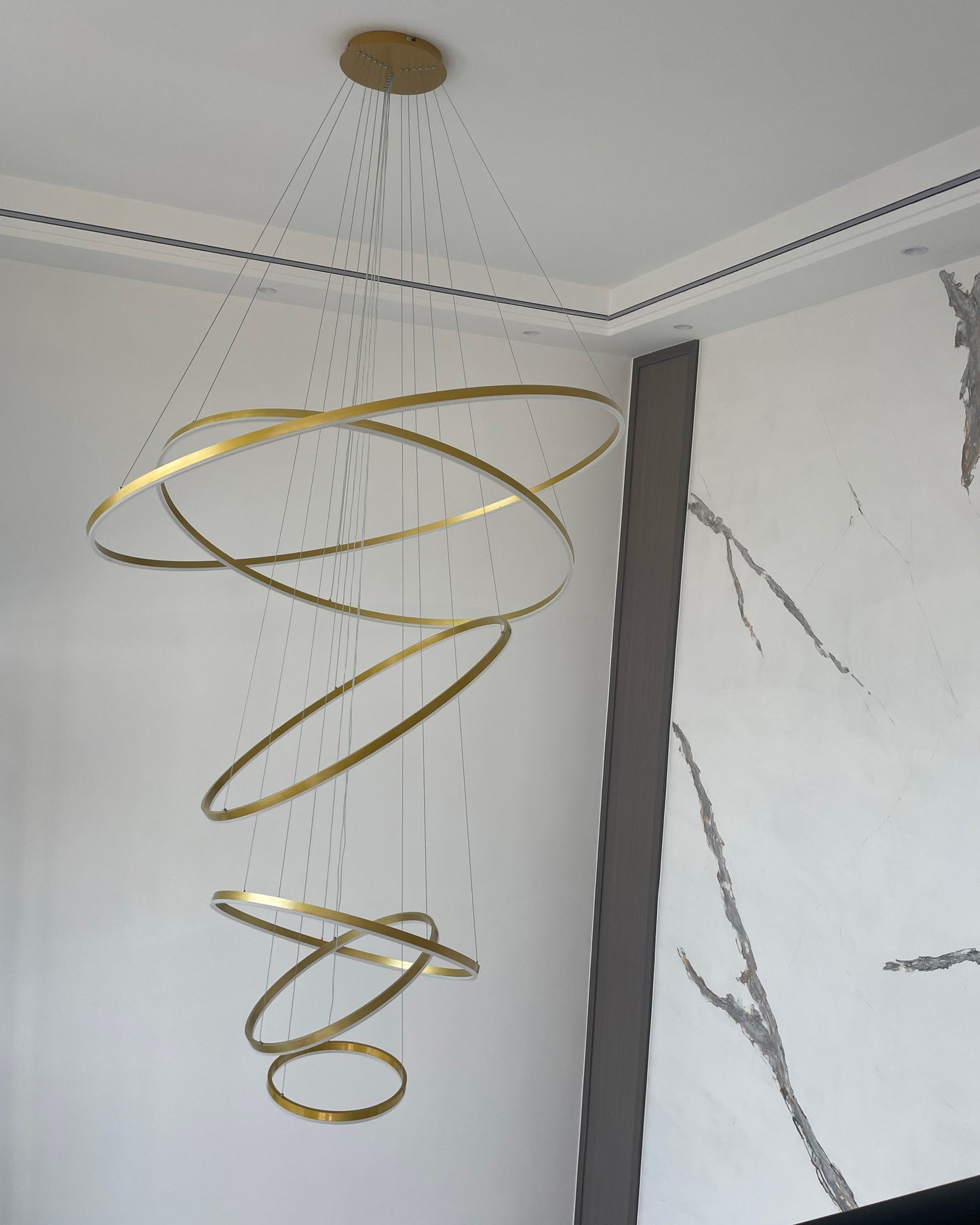Lustre LED Annulaire - Élégance en Cascade