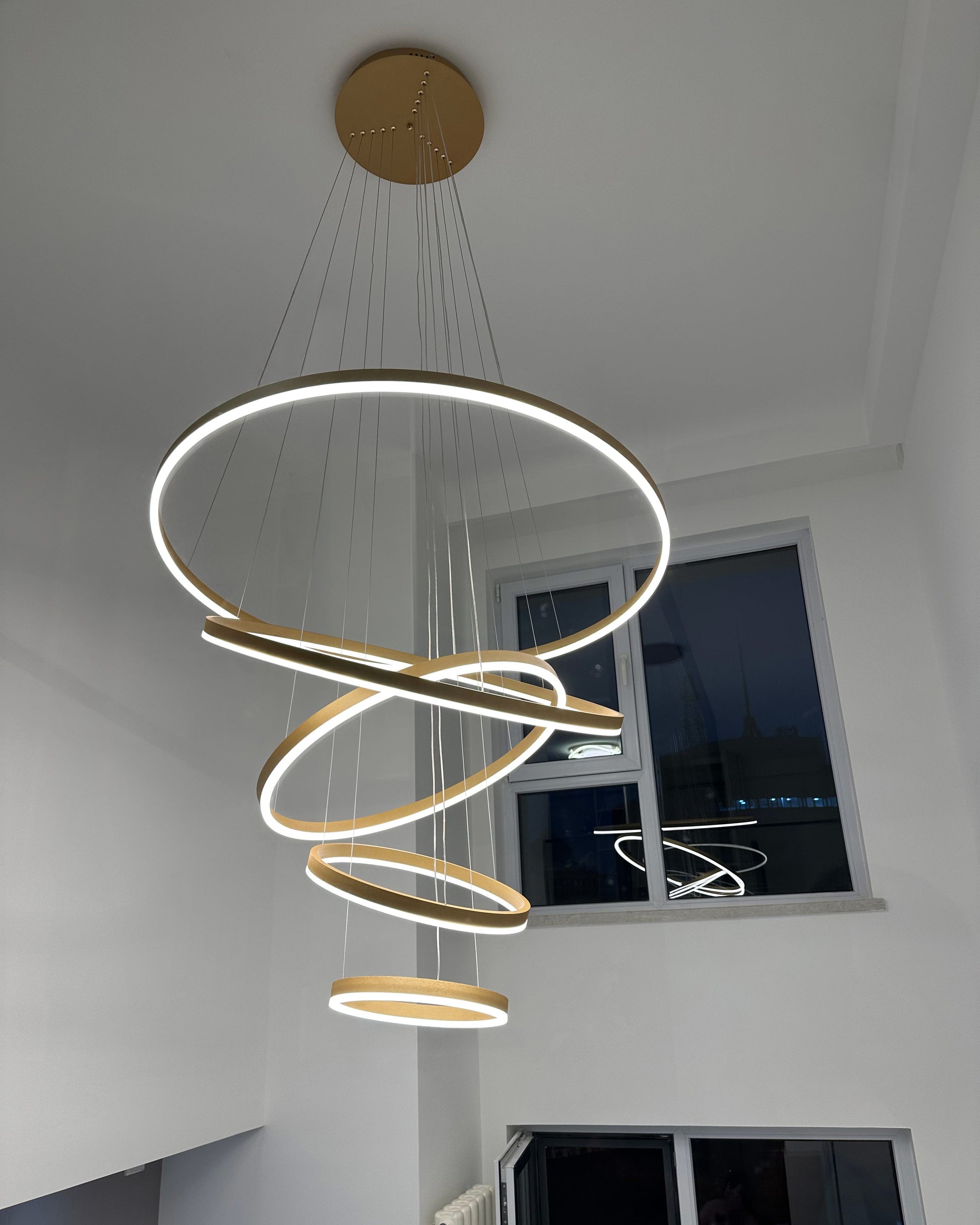 Lustre LED Annulaire - Élégance en Cascade