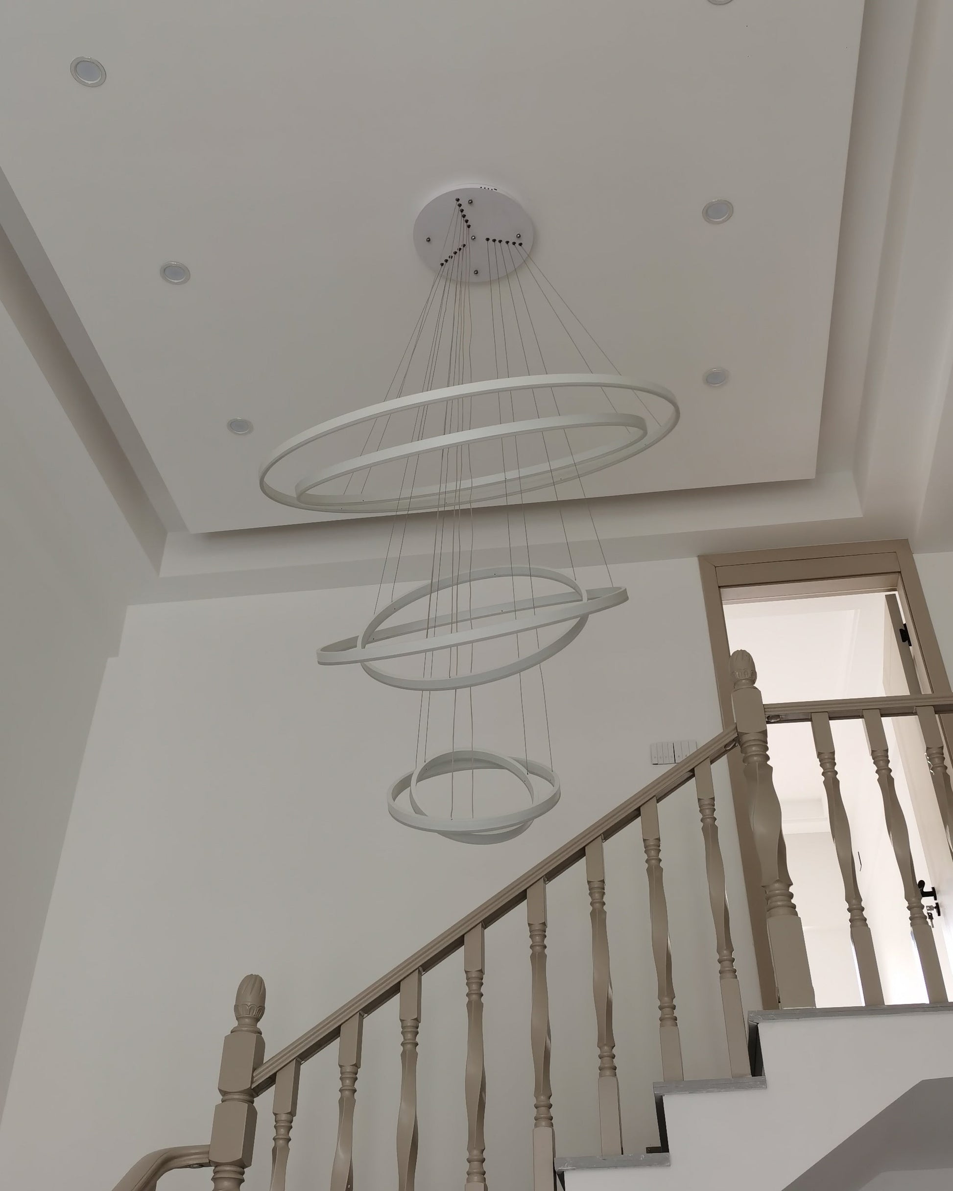 Lustre LED Annulaire - Élégance en Cascade