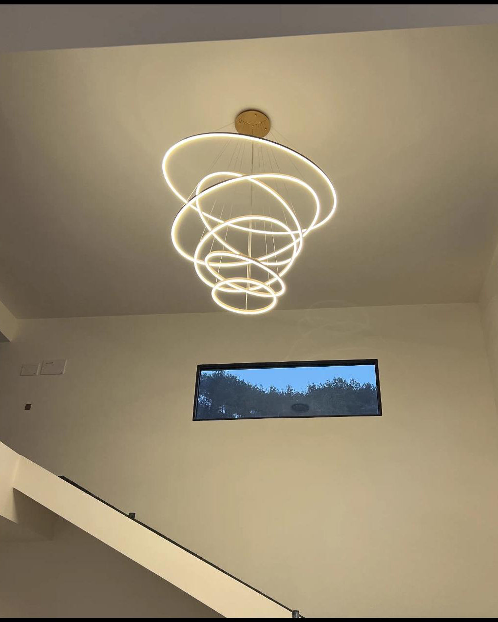 Lustre LED Annulaire - Élégance en Cascade
