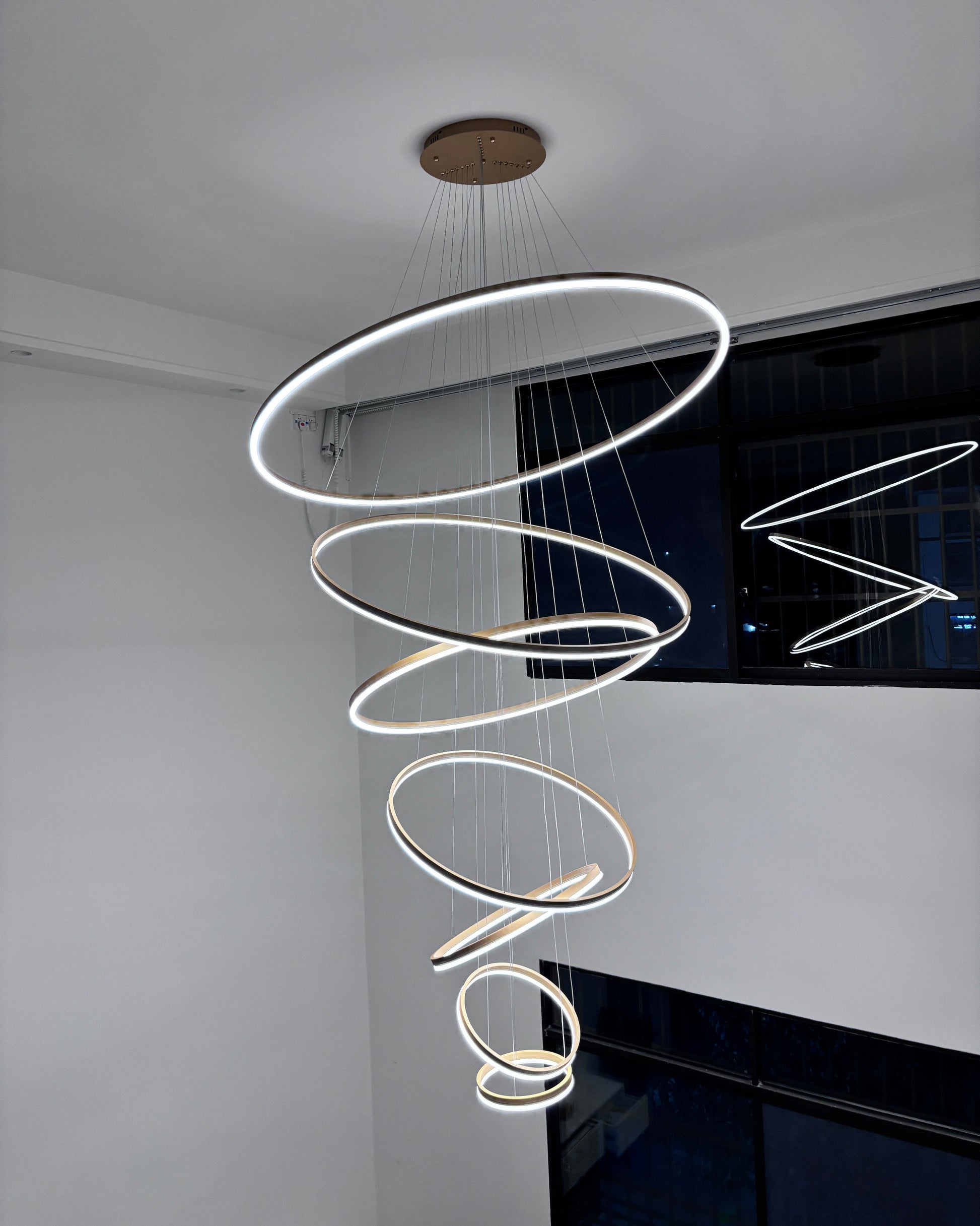 Lustre LED Annulaire - Élégance en Cascade