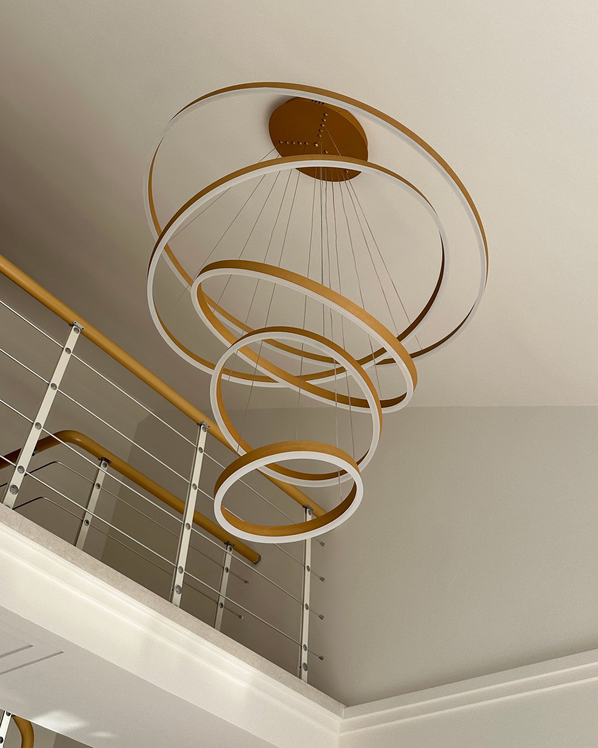 Lustre LED Annulaire - Élégance en Cascade
