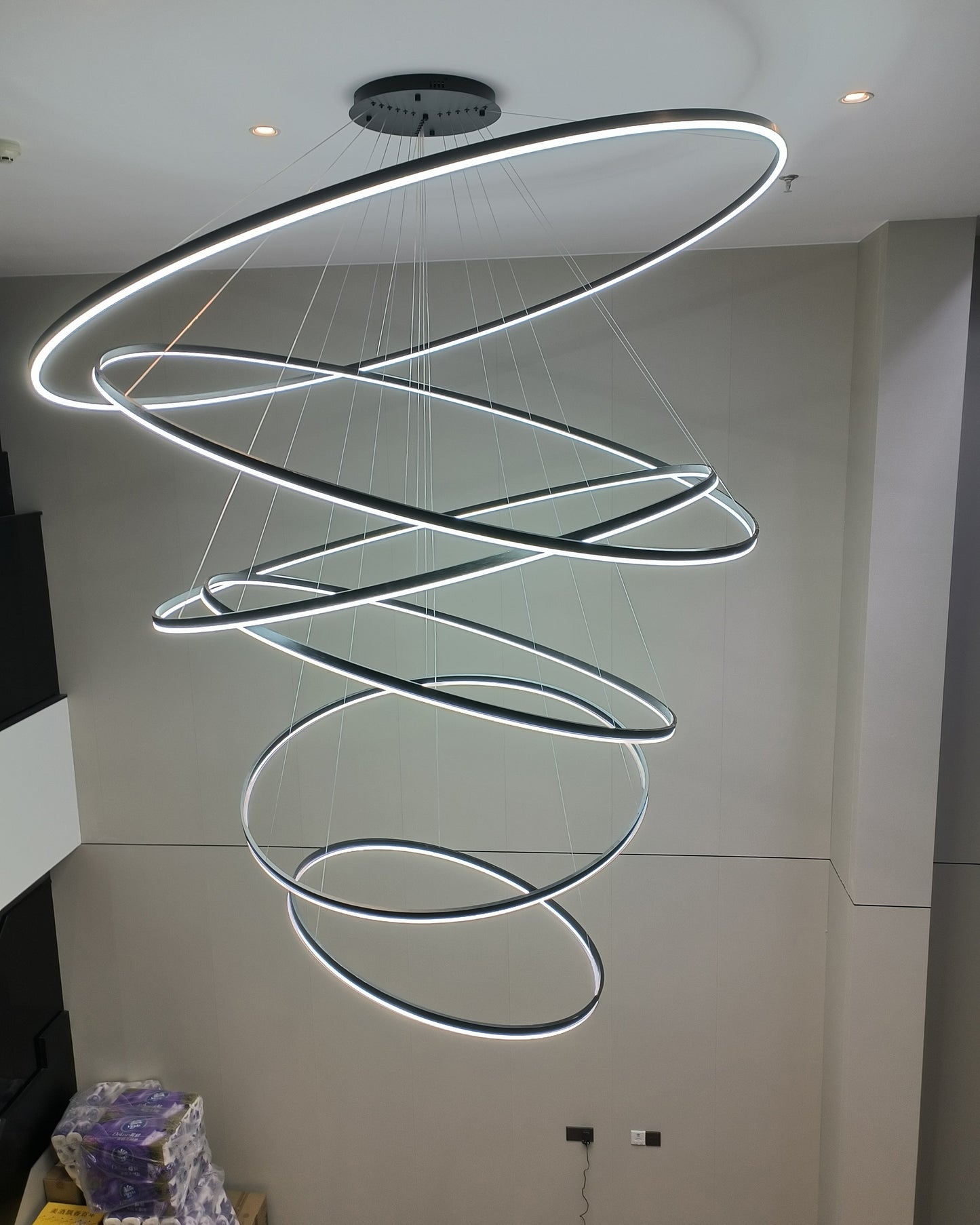 Lustre LED Annulaire - Élégance en Cascade