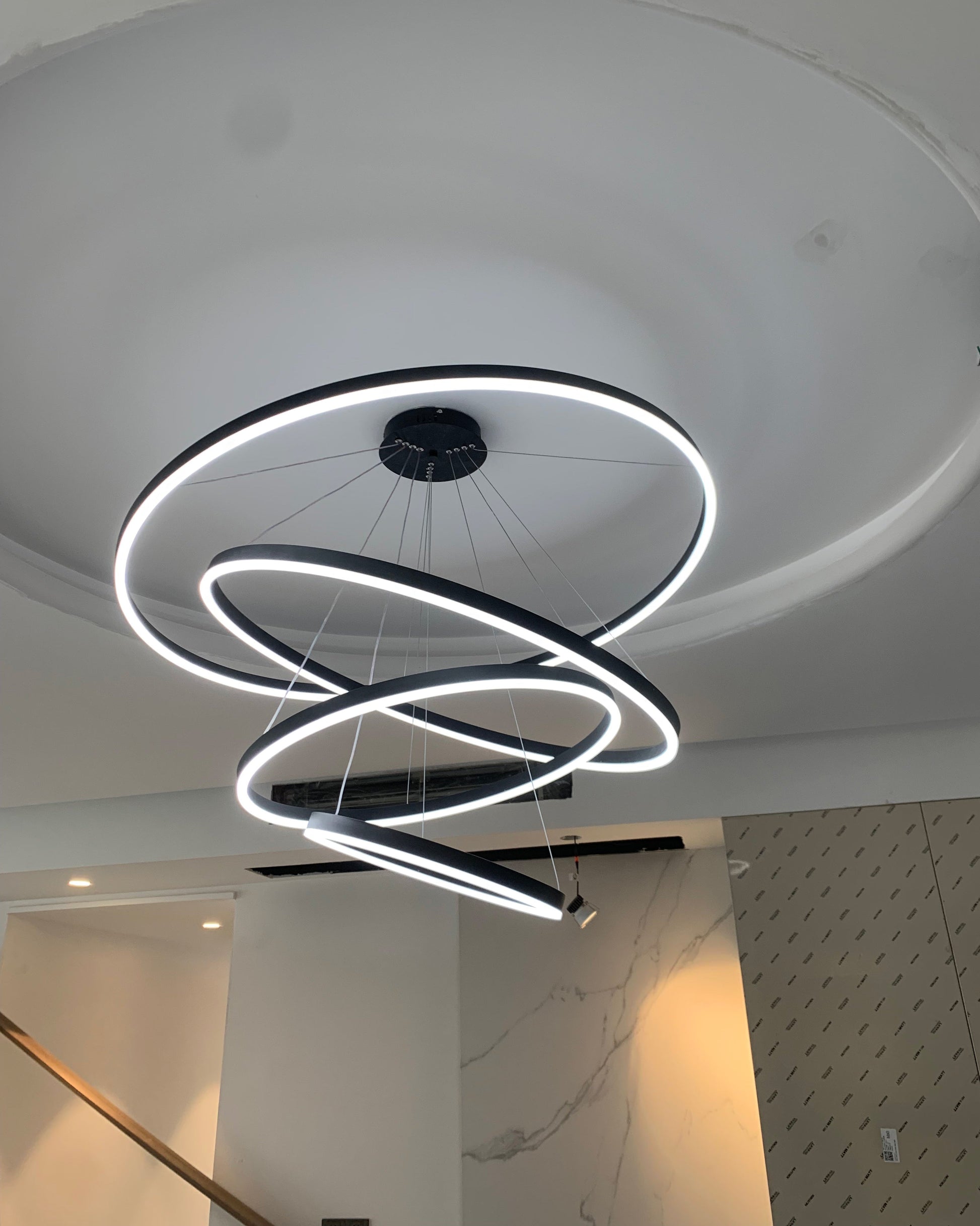 Lustre LED Annulaire - Élégance en Cascade