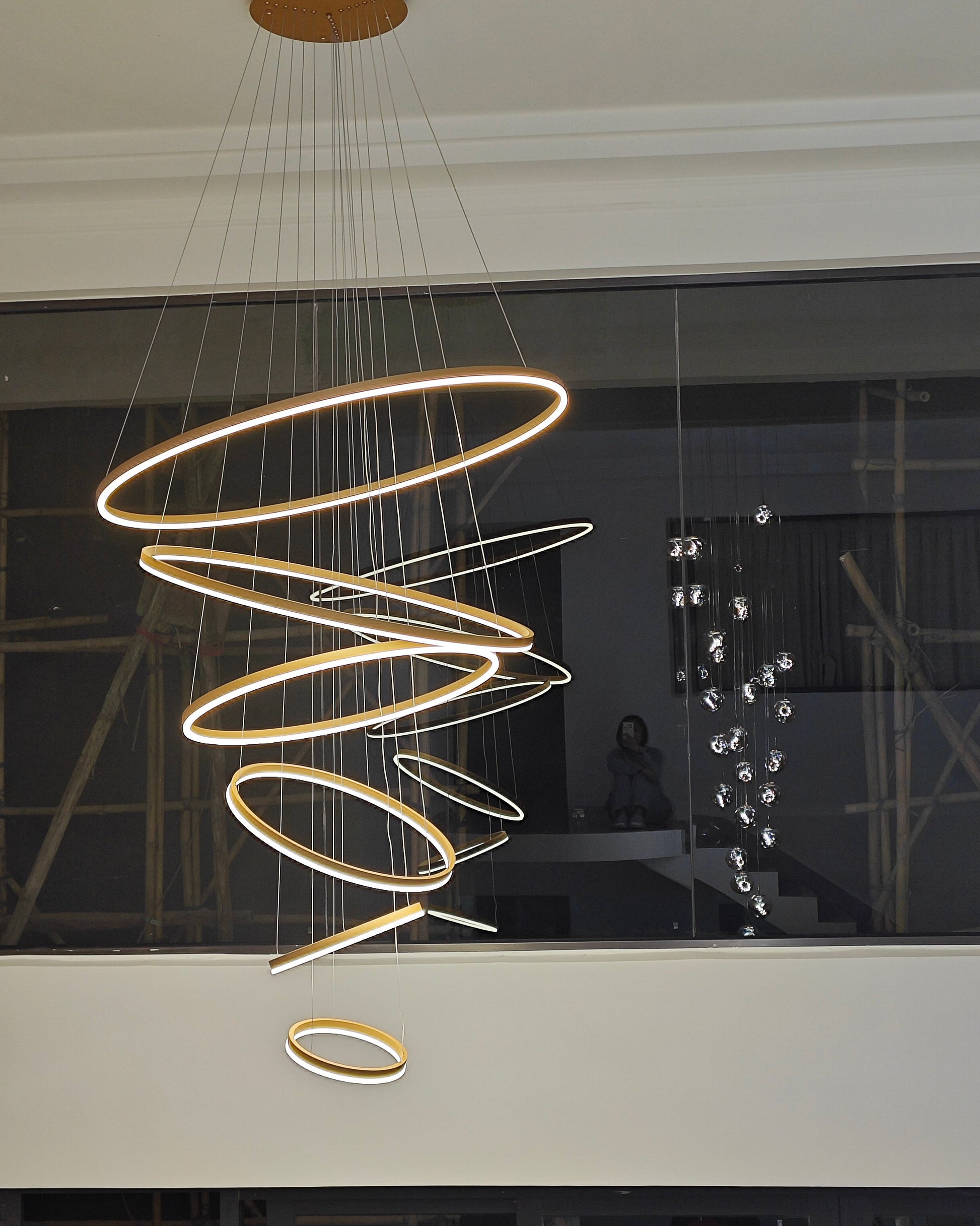 Lustre LED Annulaire - Élégance en Cascade
