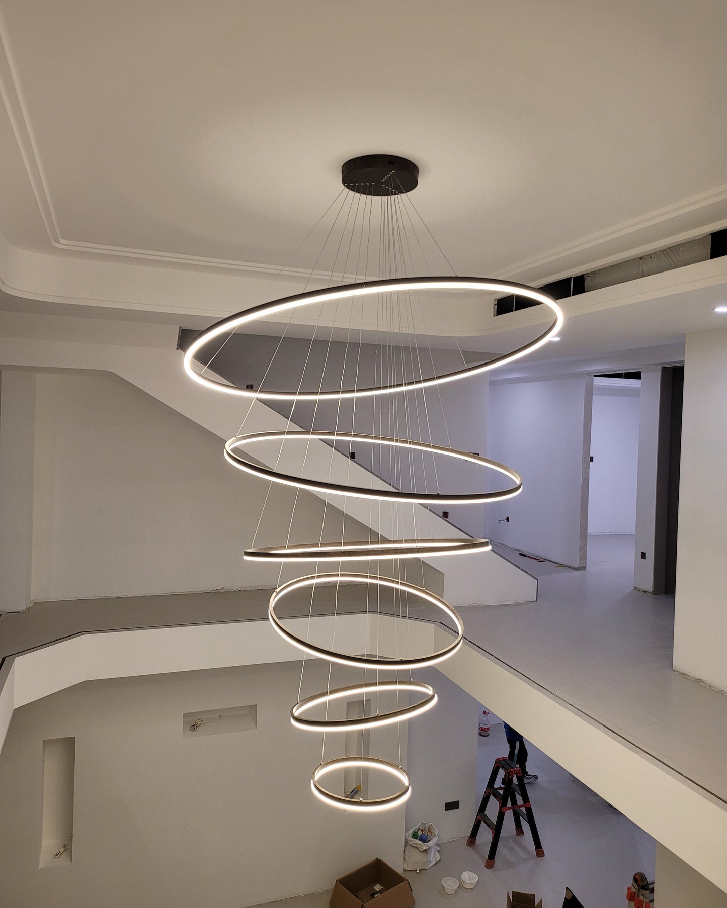 Lustre LED Annulaire - Élégance en Cascade