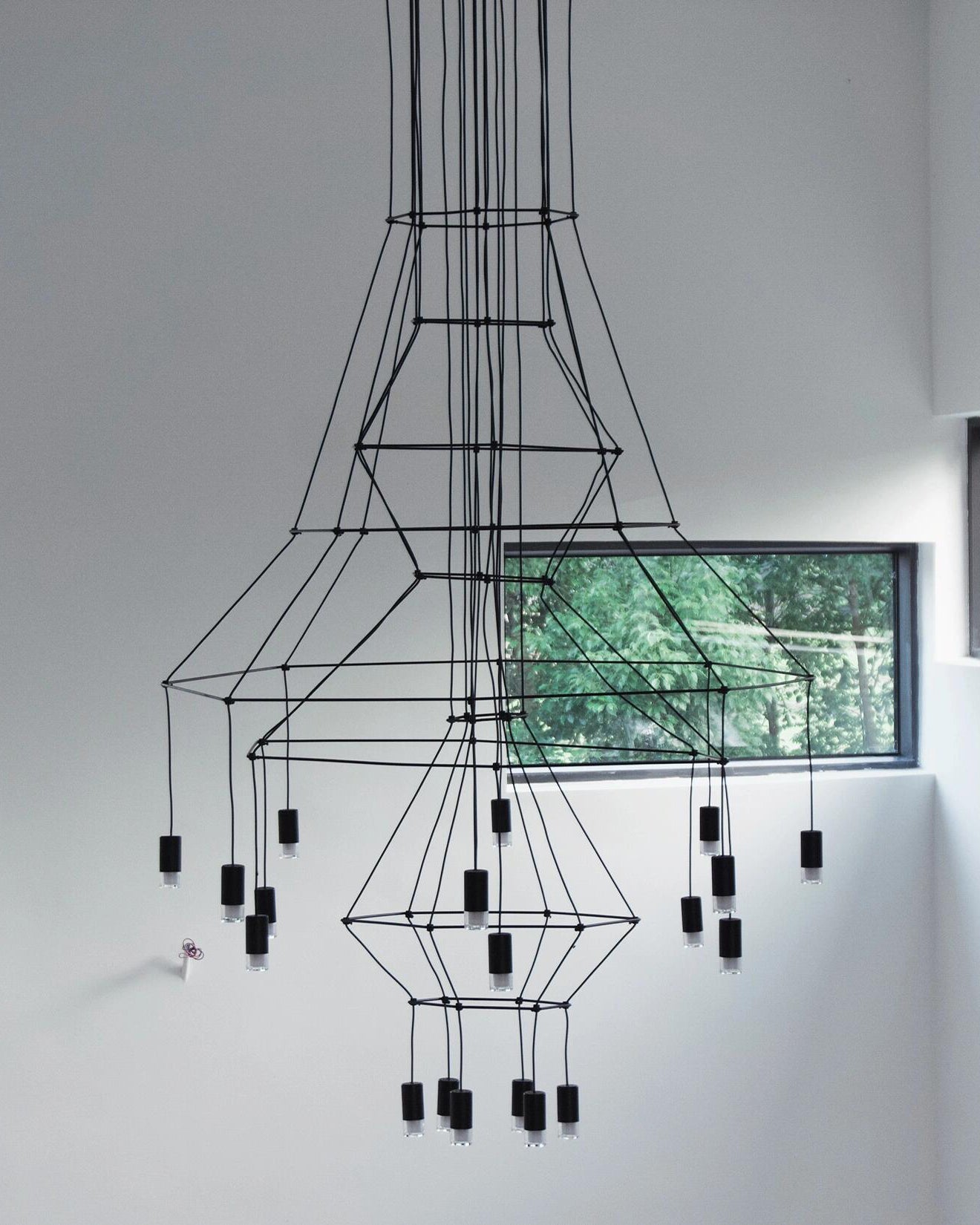 Lustre Sculptural en Fil Métallique