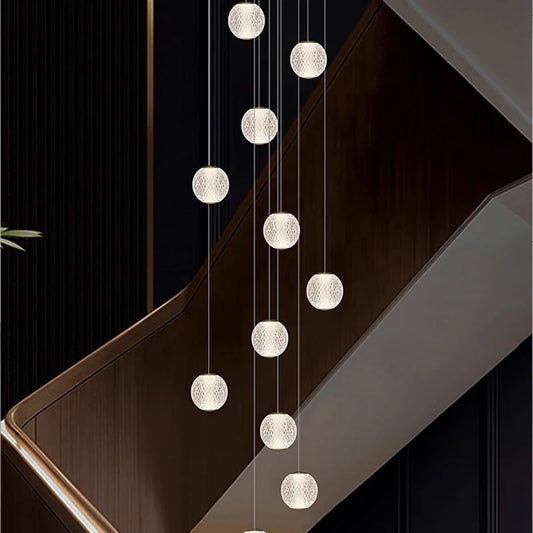 Suspensions design pour escalier de globes en verre