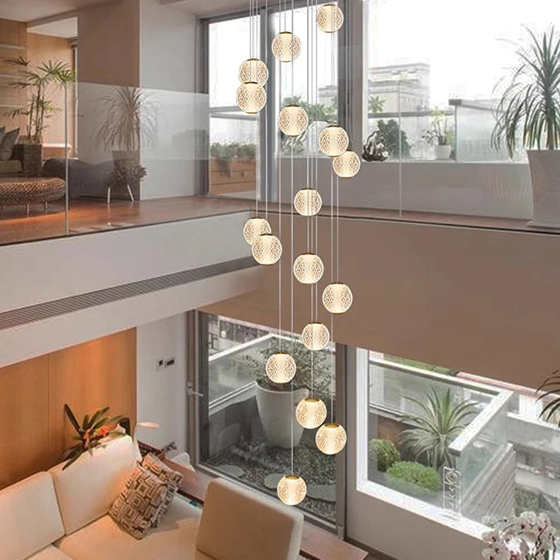Suspensions design pour escalier de globes en verre