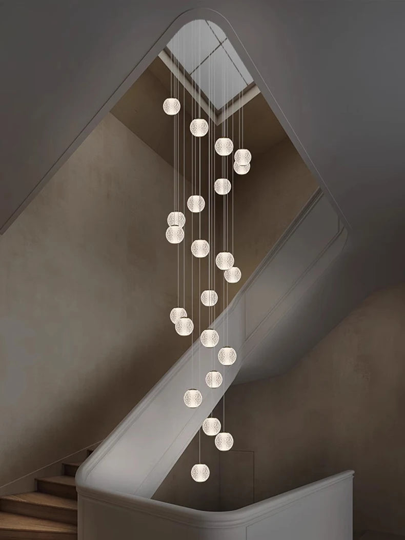 Suspensions design pour escalier de globes en verre
