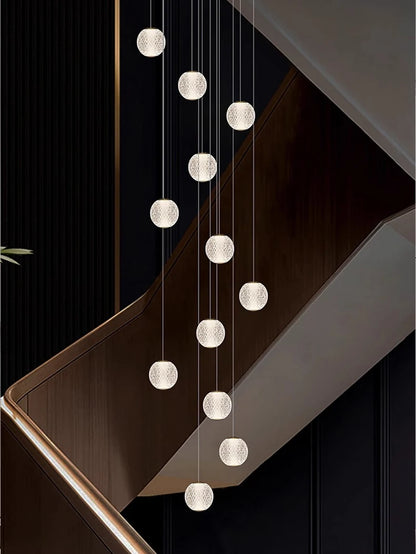 Suspensions design pour escalier de globes en verre