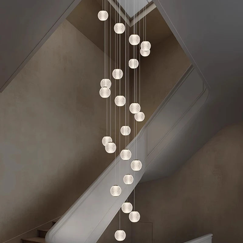Suspensions design pour escalier de globes en verre