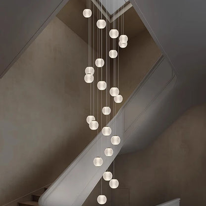 Suspensions design pour escalier de globes en verre